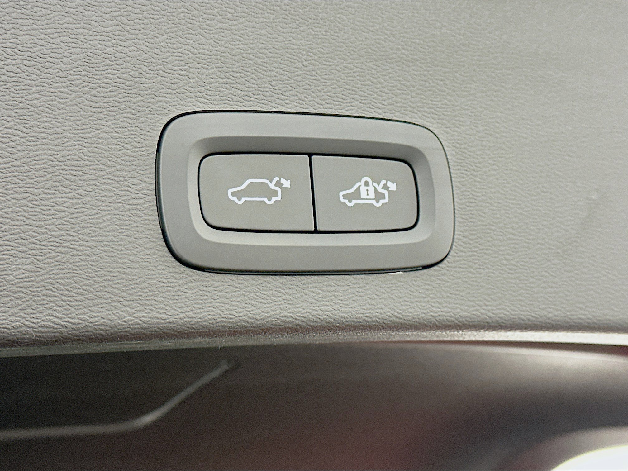 Used 2025 Volvo XC40 B5 Core image 30