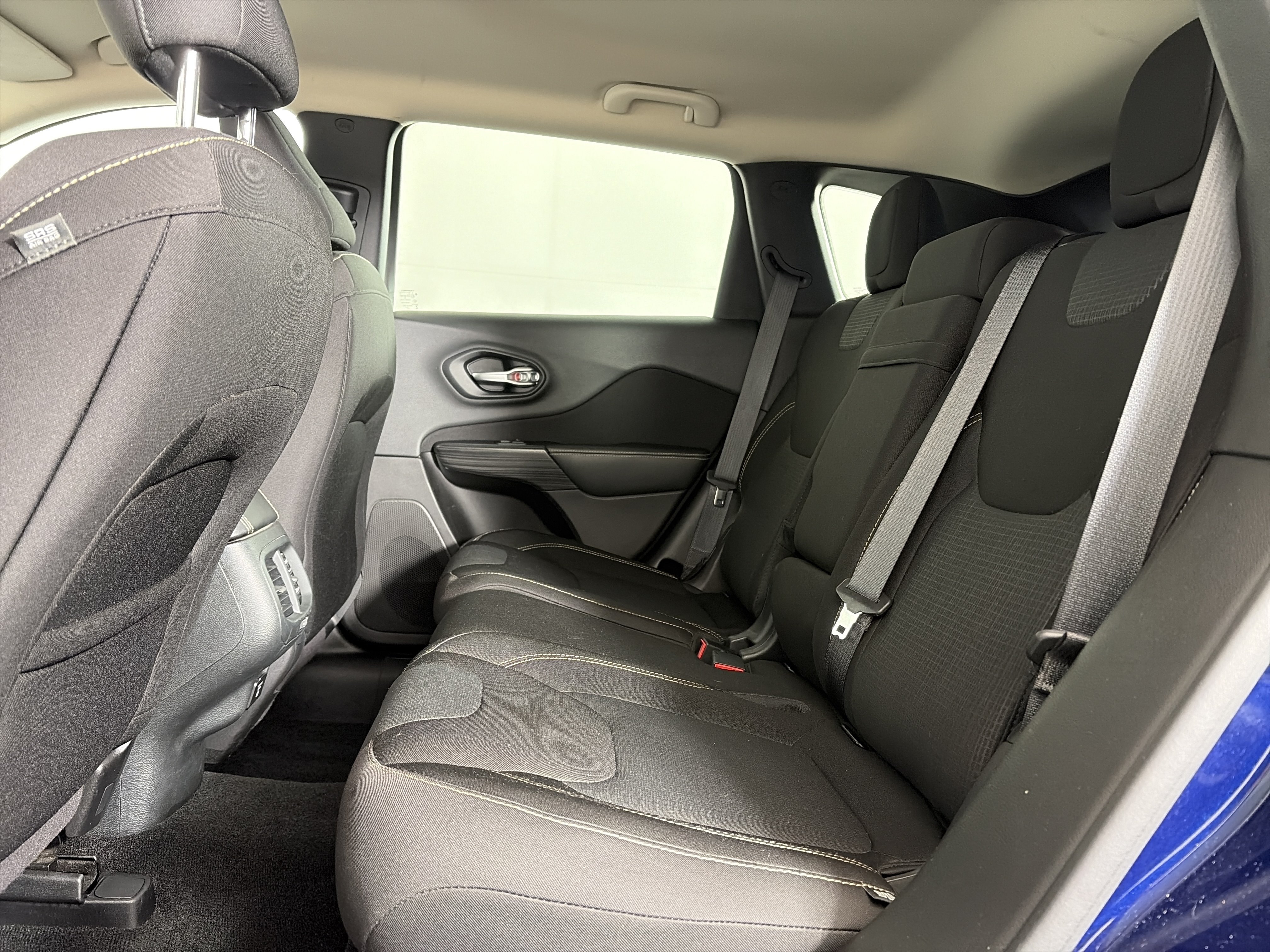 Used 2015 Jeep Cherokee Latitude w/ Cold Weather Group AWD/4WD image 7