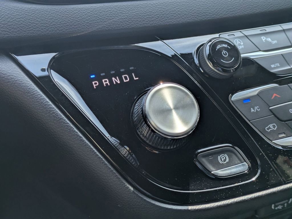 Used 2025 Chrysler Pacifica Select image 17