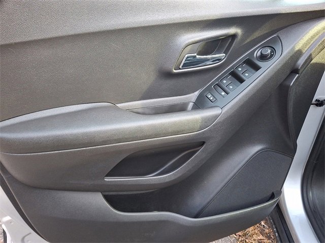 Used 2020 Chevrolet Trax LT w/ LT Convenience Package image 12