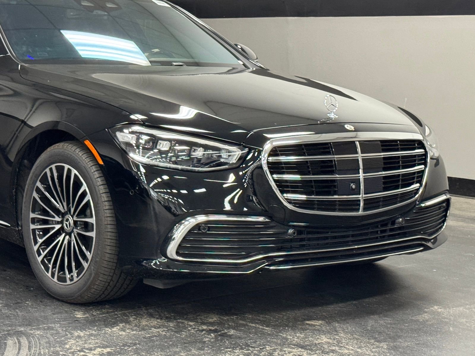 Used 2024 Mercedes-Benz S 580e 4MATIC Sedan image 3