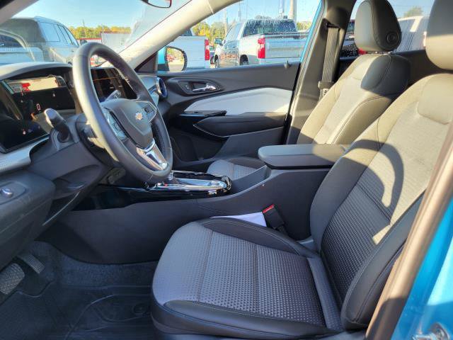Used 2025 Chevrolet Trax LT w/ LT Convenience Package FWD image 8