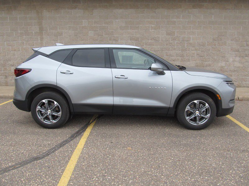 Used 2025 Chevrolet Blazer LT image 3