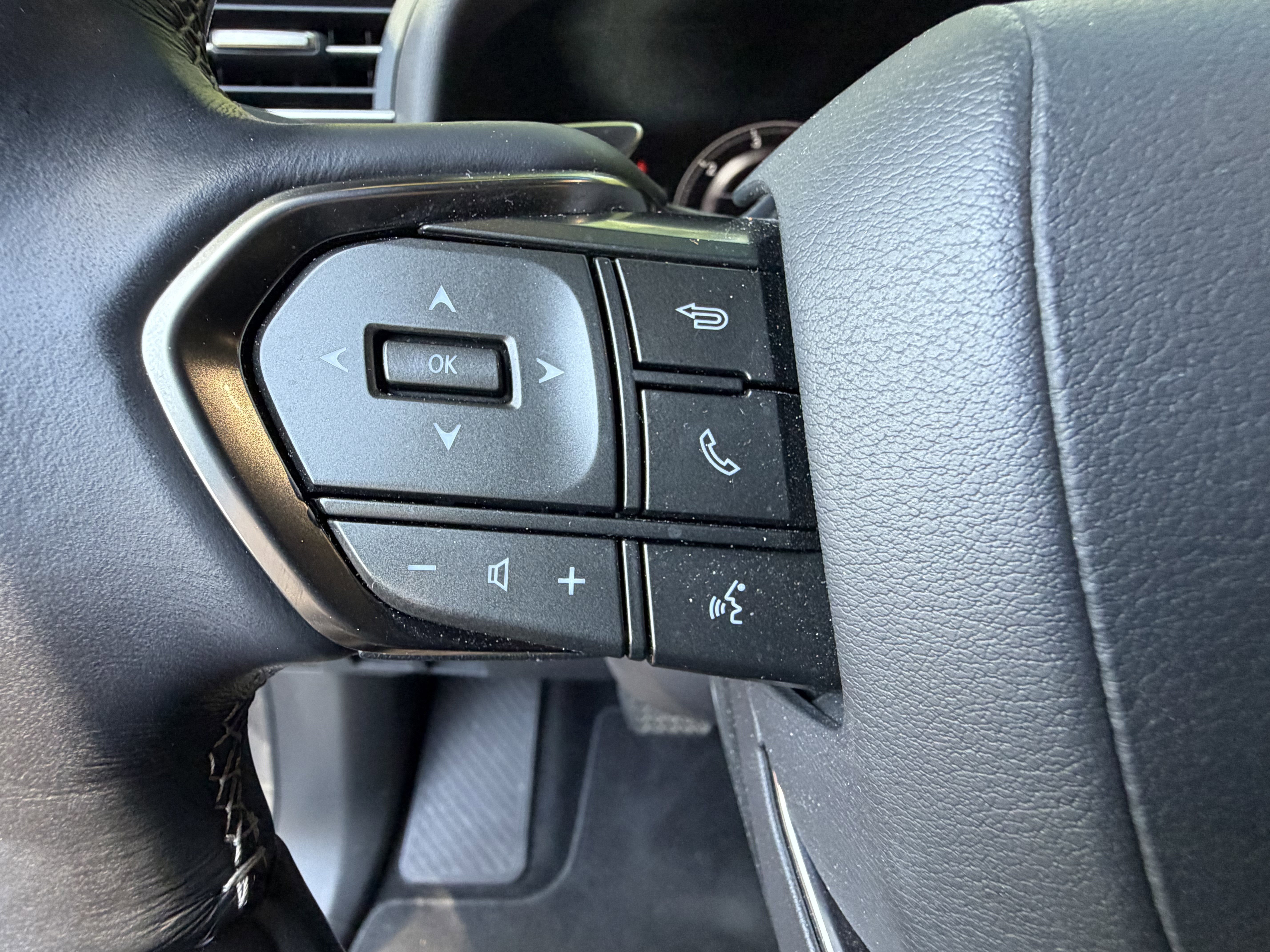 Used 2022 Lexus LX 600 4WD w/ Accessory Package (Z1) image 18