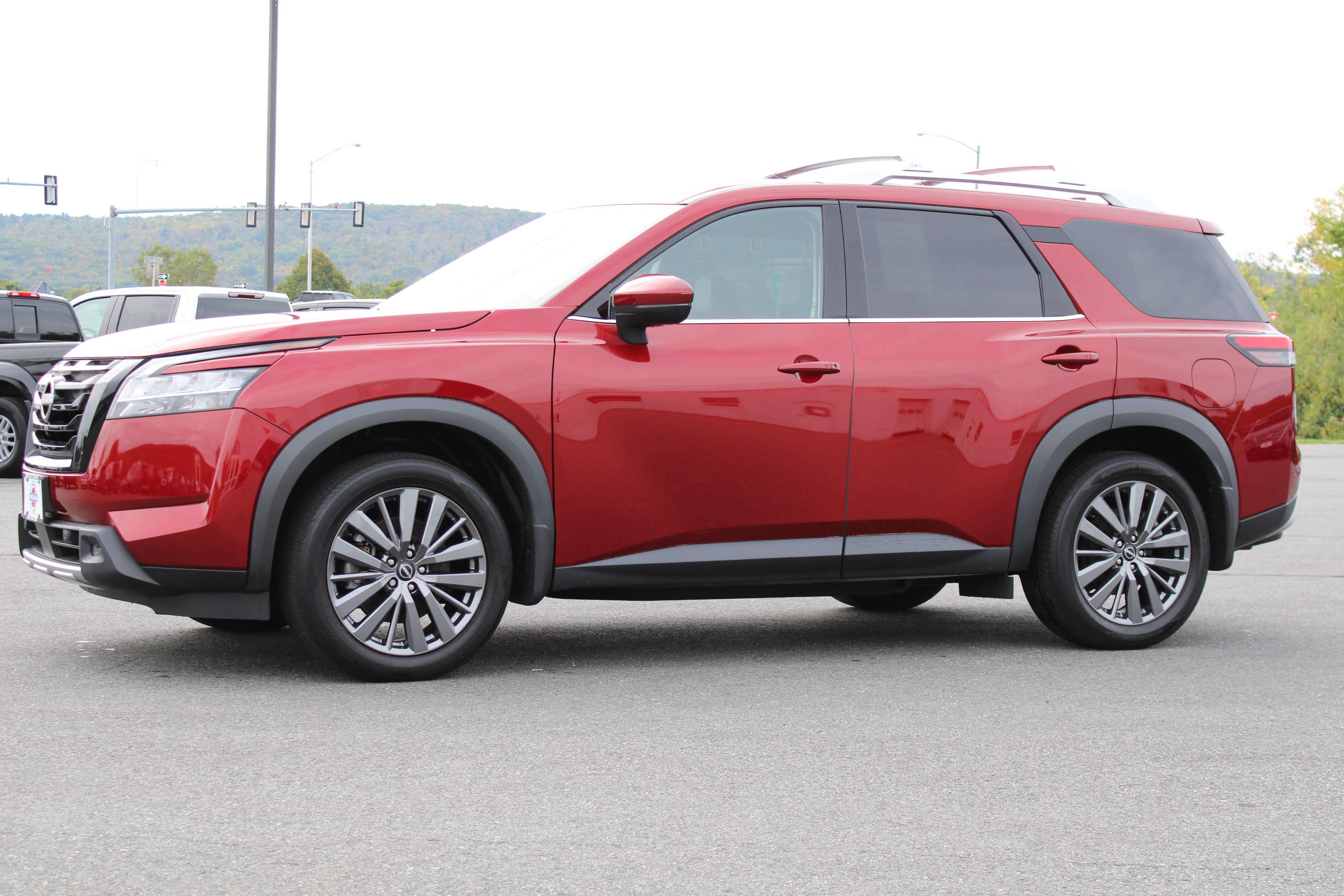 Used 2024 Nissan Pathfinder SL w/ SL Premium Package AWD/4WD image 12