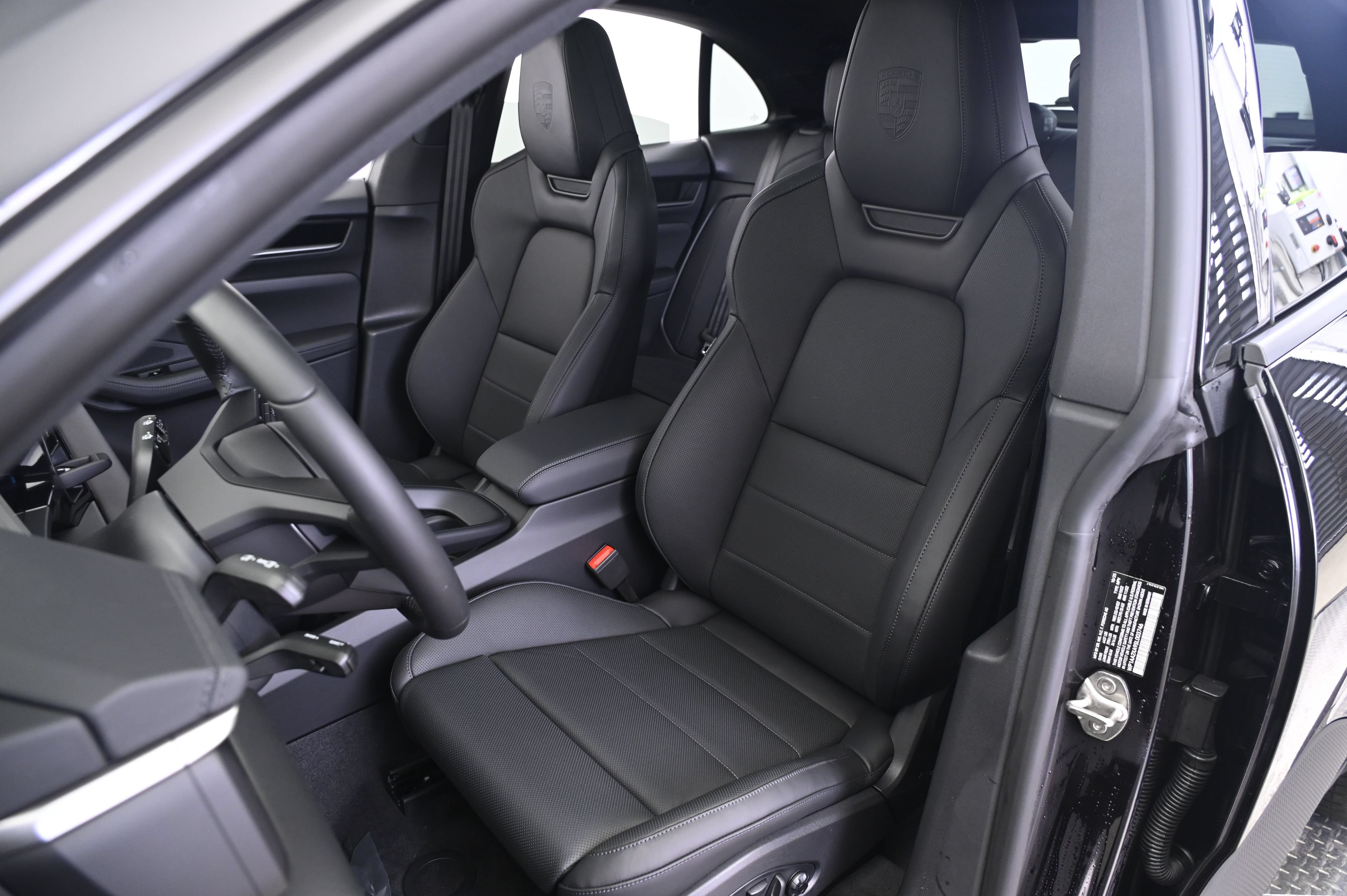 Certified 2025 Porsche Macan 4 Electric AWD/4WD image 5