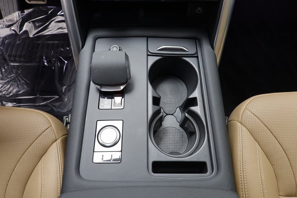 Used 2024 Land Rover Discovery Dynamic SE image 14