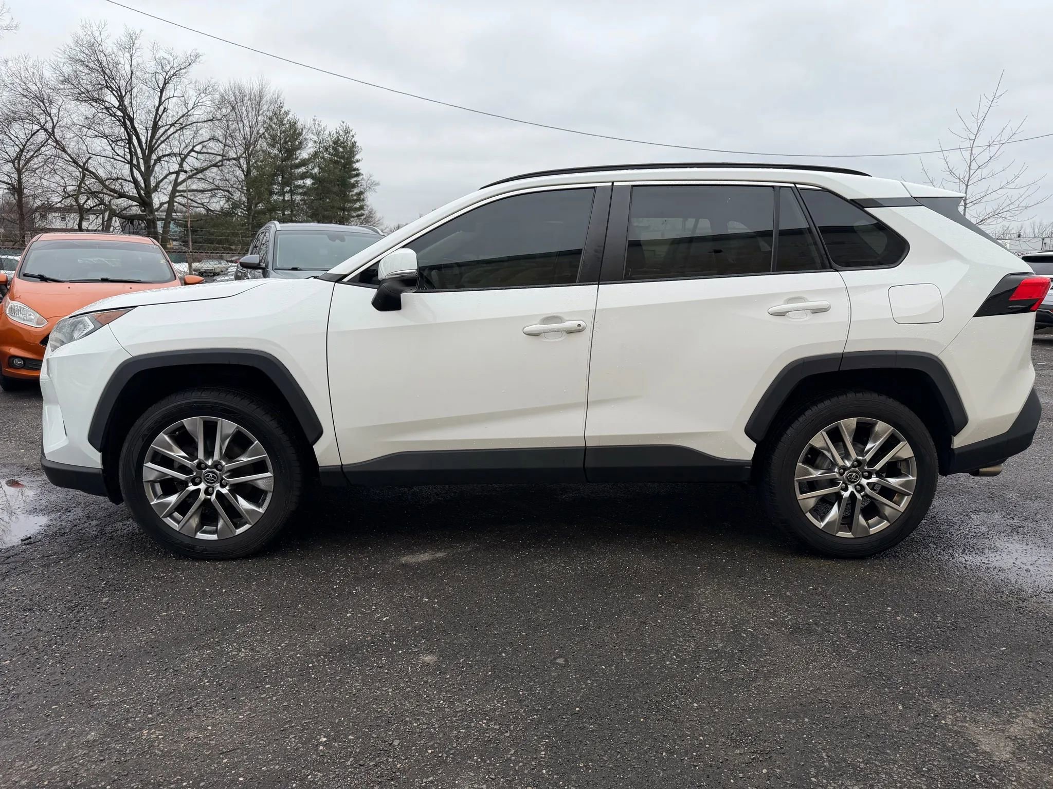 Used 2020 Toyota RAV4 XLE Premium image 8