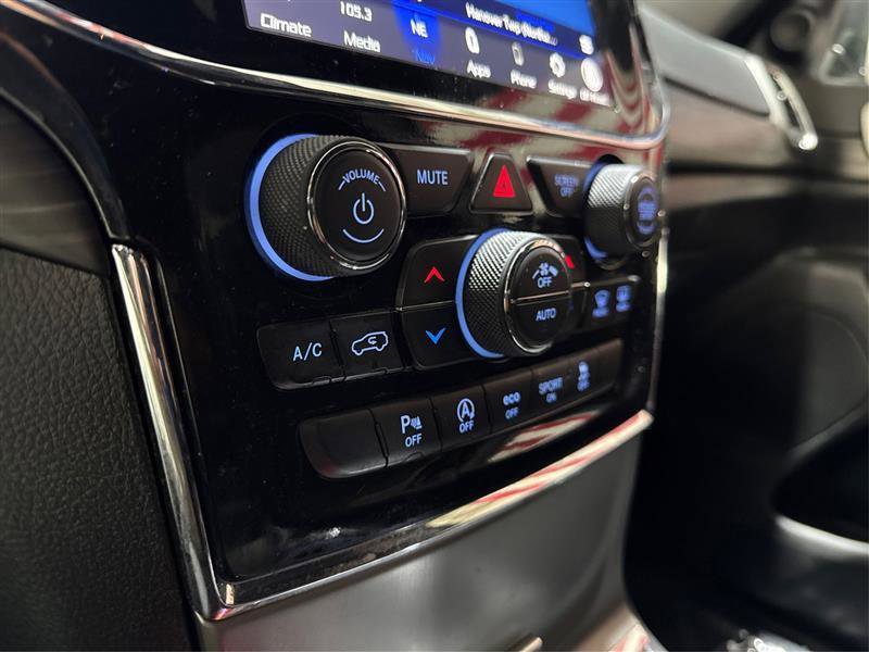 Used 2022 Jeep Grand Cherokee Laredo E AWD/4WD image 31
