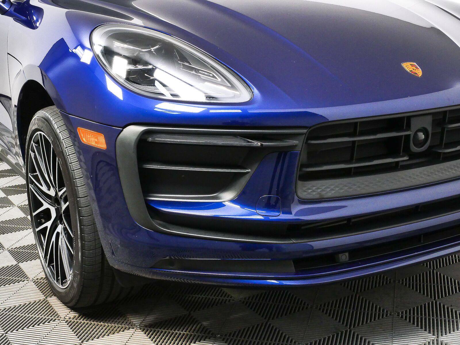 Used 2025 Porsche Macan Turbo AWD/4WD image 40