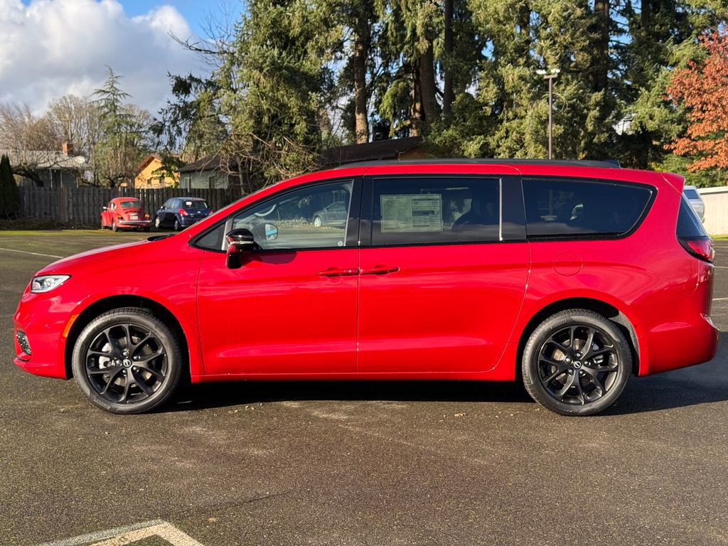 New 2026 Chrysler Pacifica Limited image 2