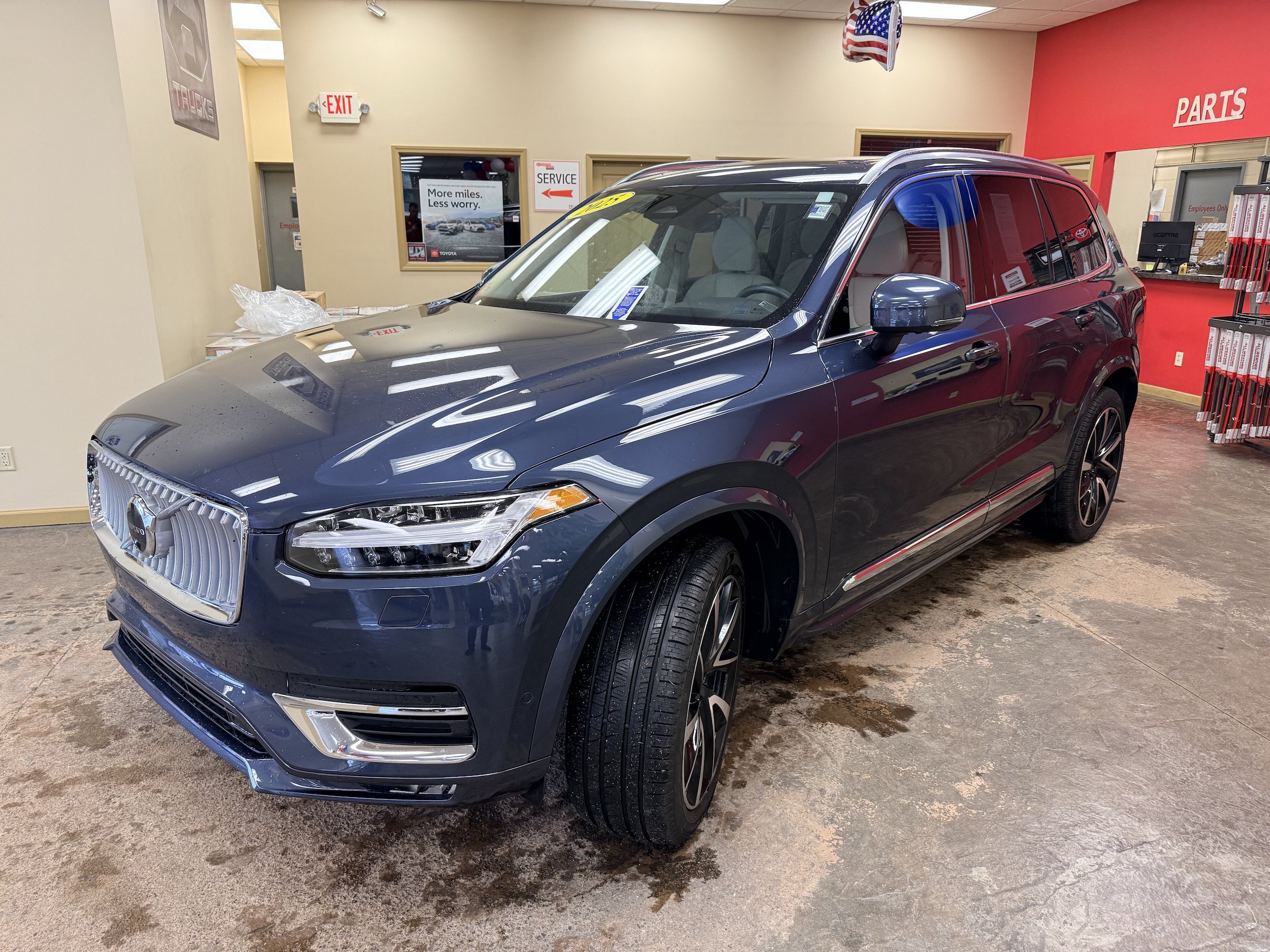 Used 2025 Volvo XC90 B6 Plus w/ Protection Package Premier AWD/4WD image 3