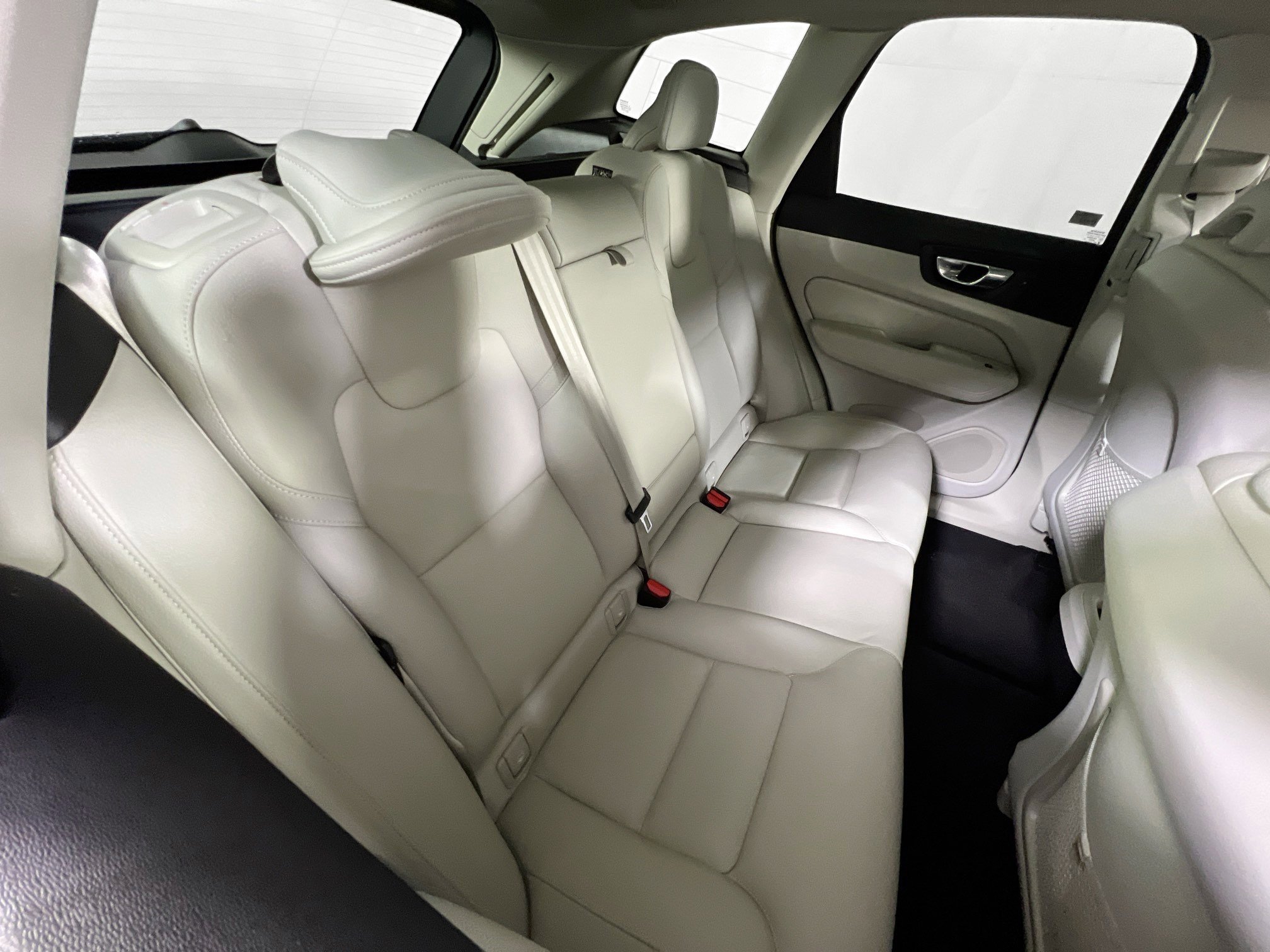 Used 2022 Volvo XC60 B5 Momentum w/ Advanced Package image 26