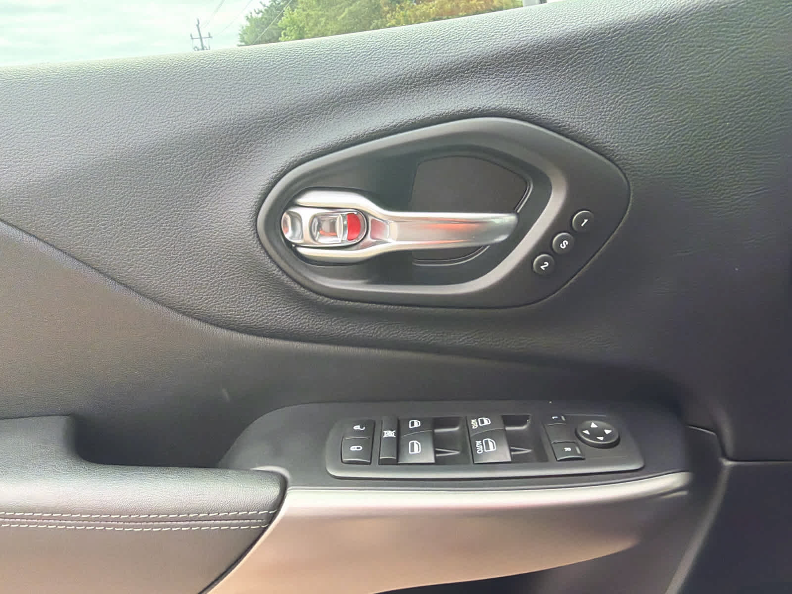 Used 2020 Jeep Cherokee Limited w/ Technology Group AWD/4WD image 18