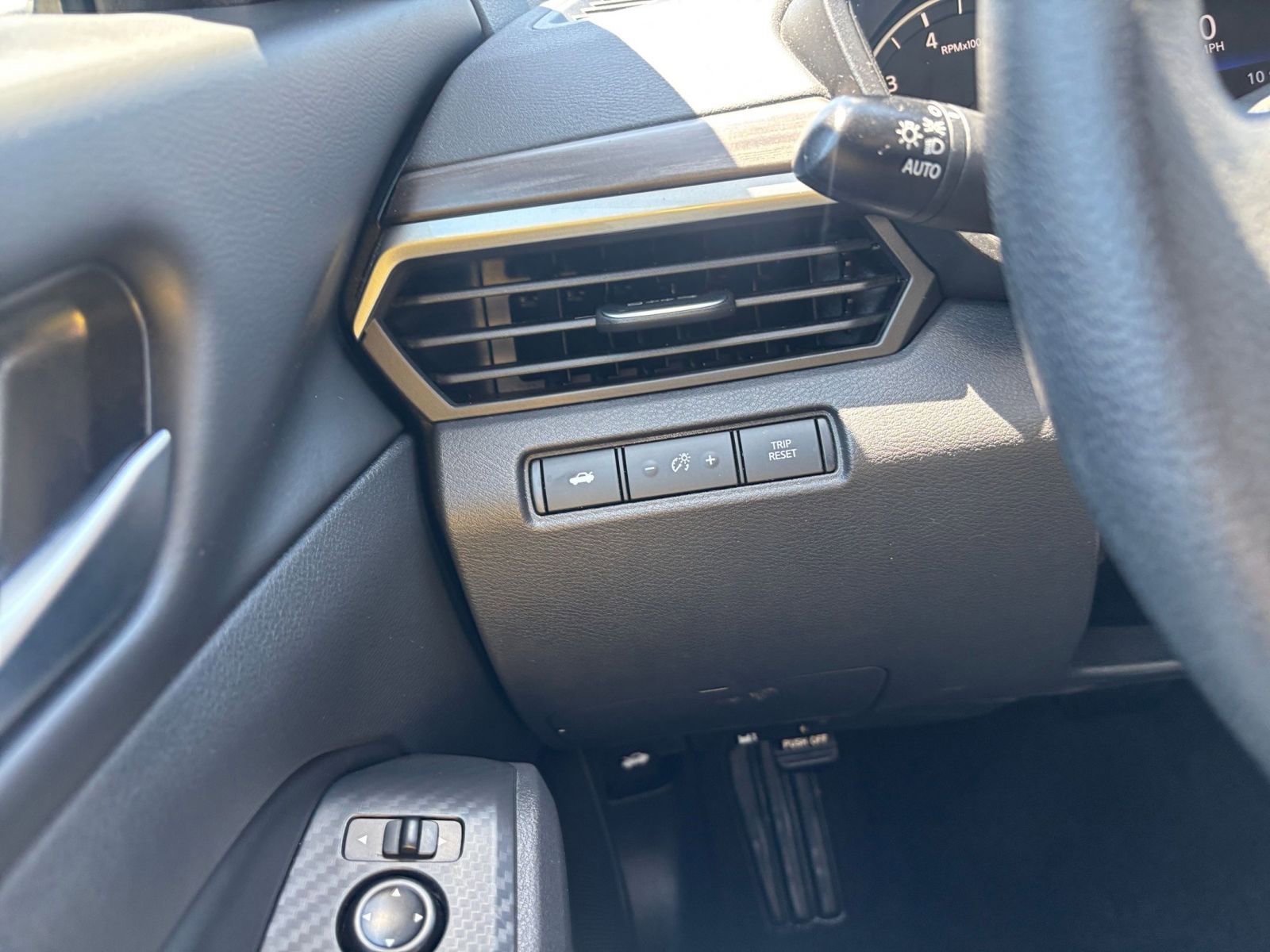 Used 2025 Nissan Altima 2.5 SV FWD image 34