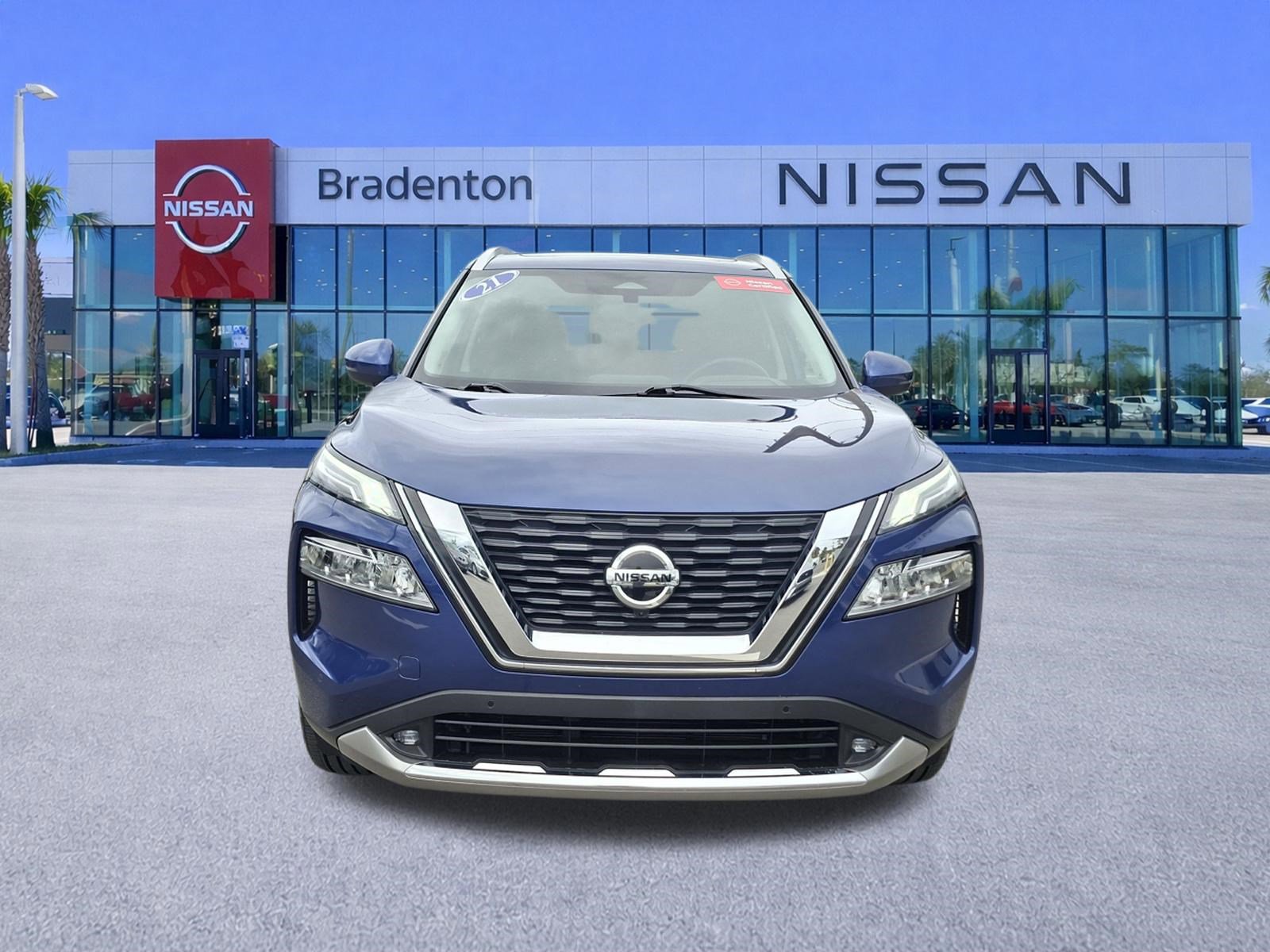 Used 2021 Nissan Rogue Platinum image 2