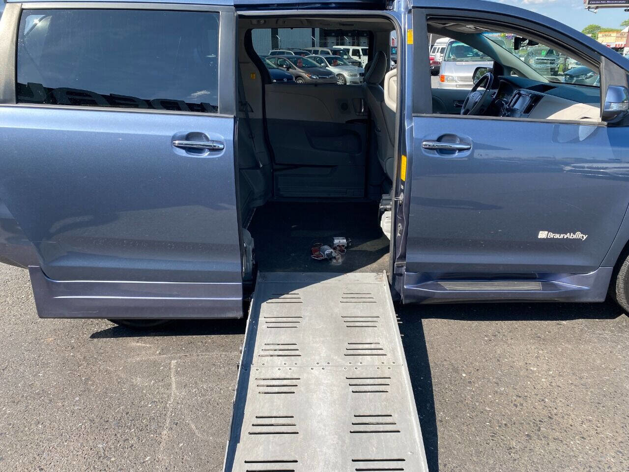 Used 2013 Toyota Sienna XLE w/ Premium Pkg image 1