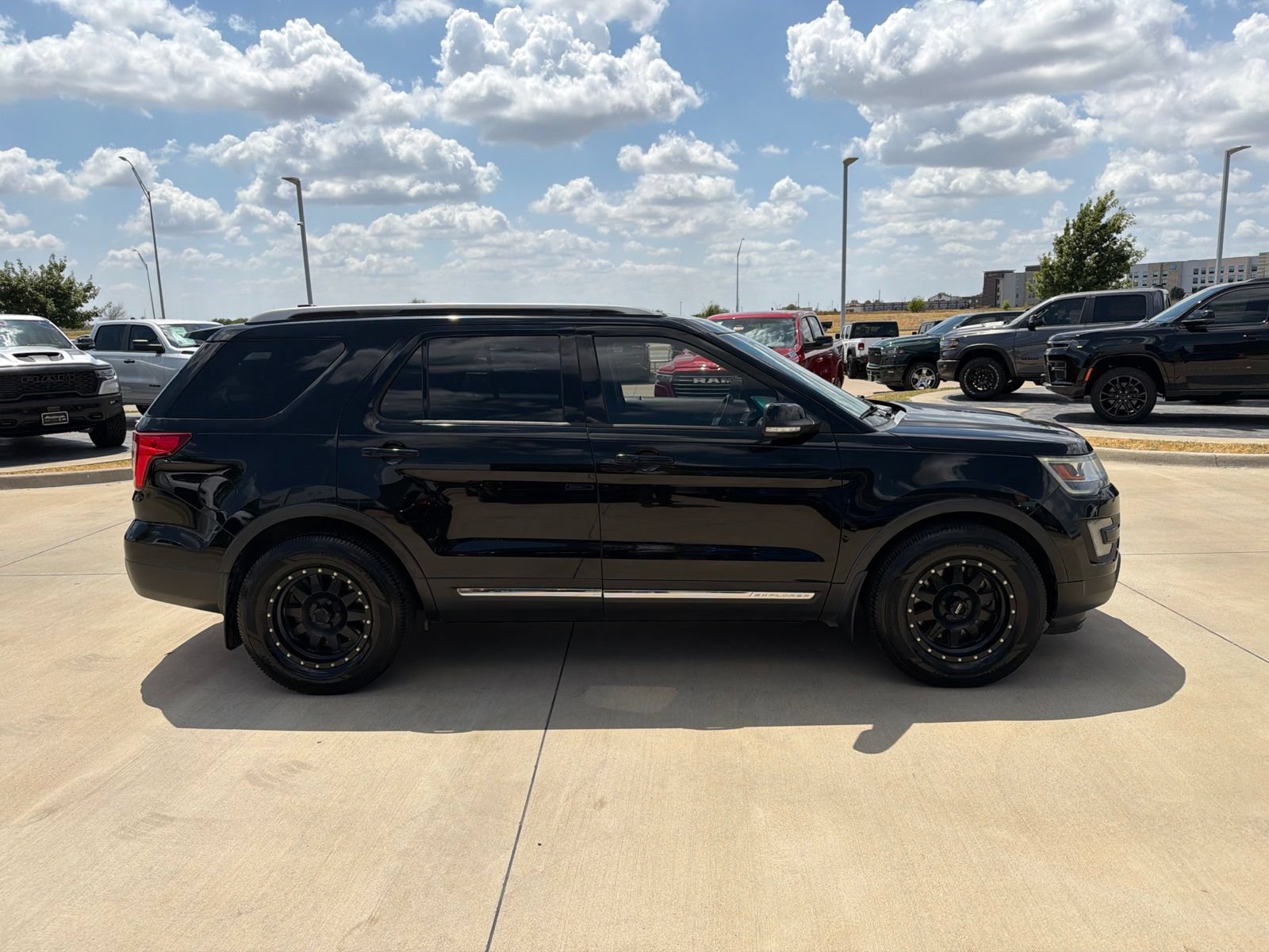 Used 2017 Ford Explorer XLT w/ Equipment Group 202A FWD image 6