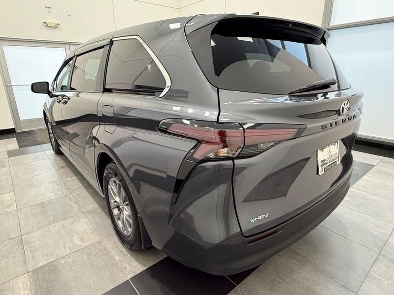 Used 2025 Toyota Sienna LE image 4