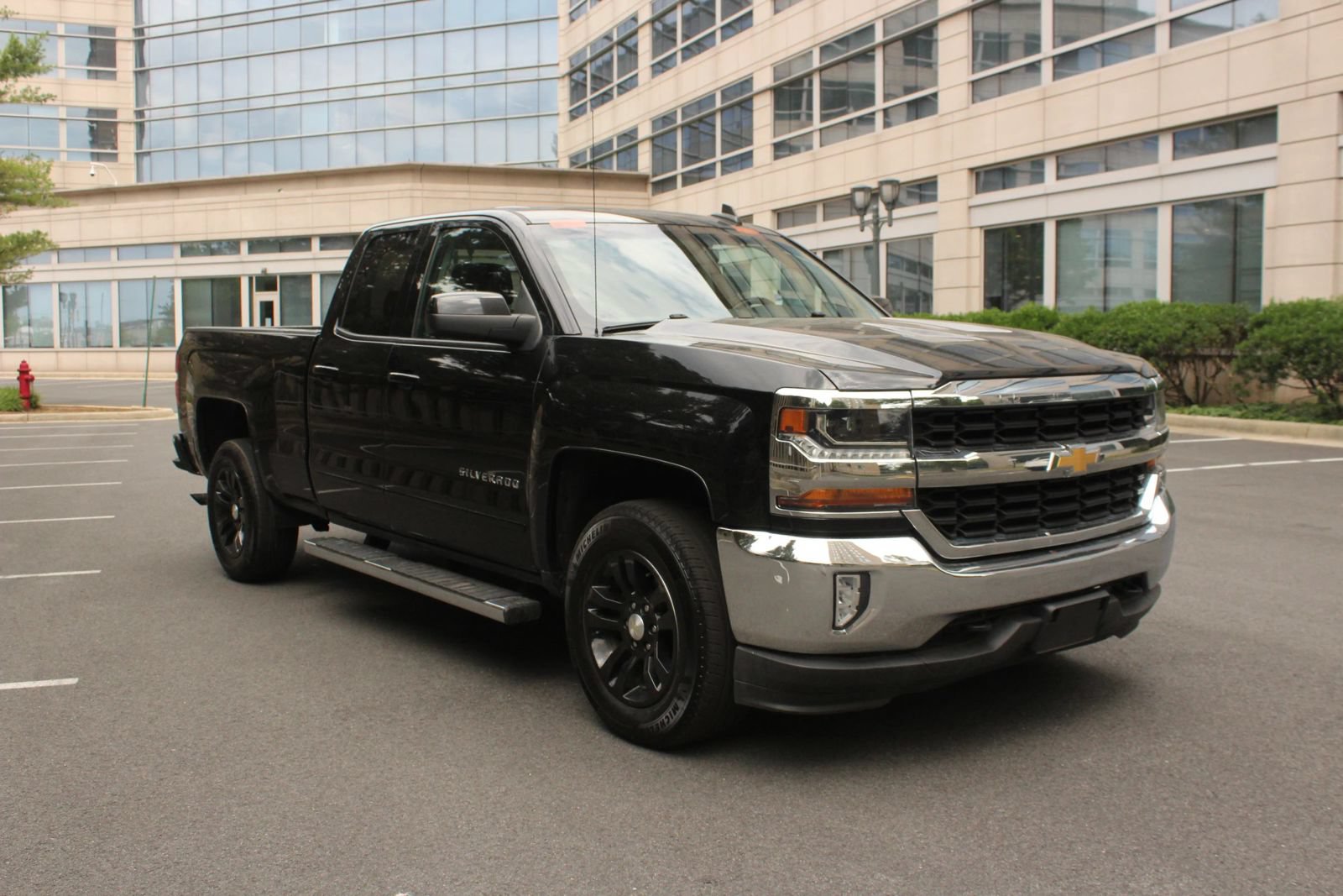 Used 2018 Chevrolet Silverado 1500 LT w/ All Star Edition AWD/4WD image 1