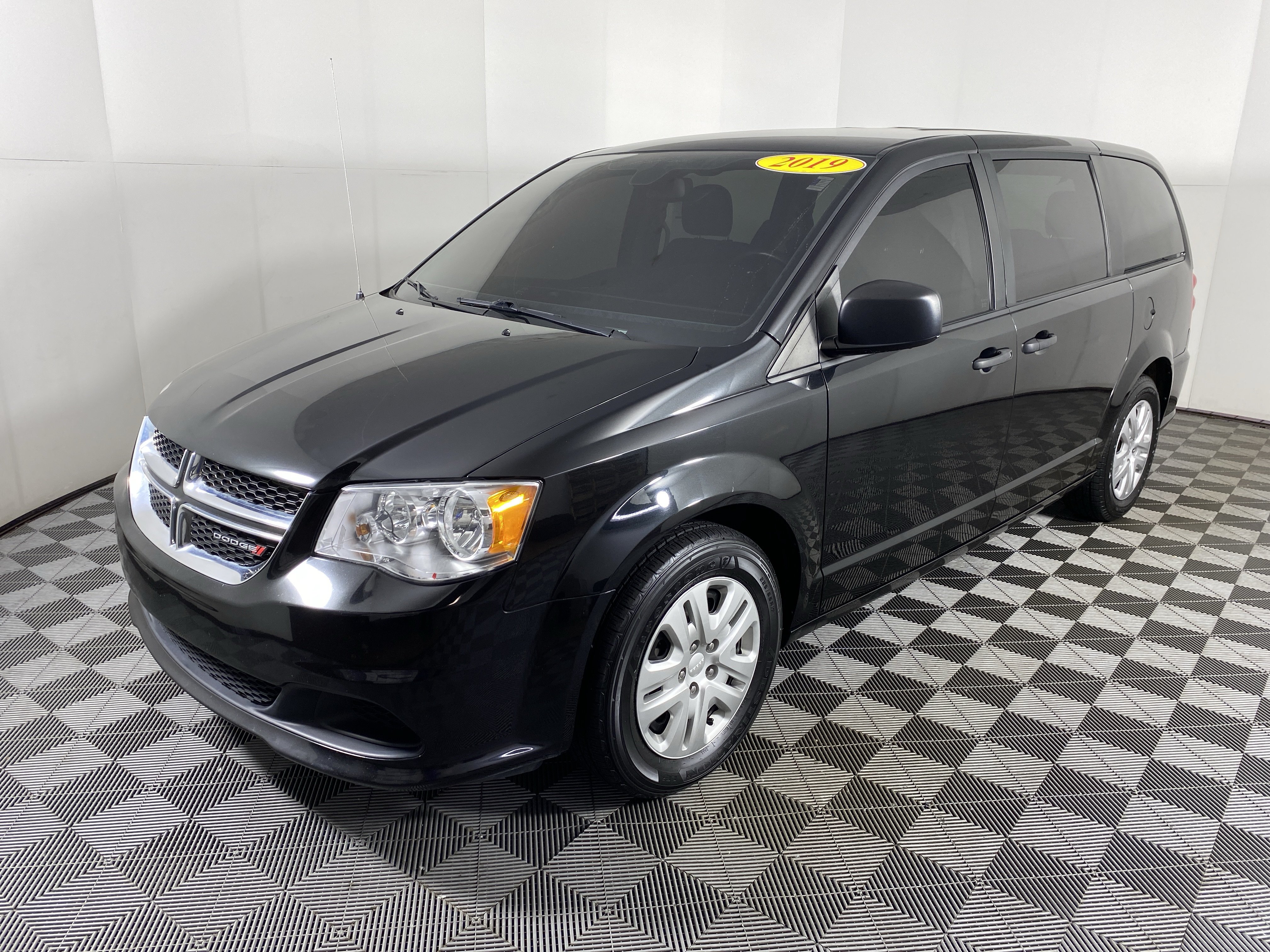 Used 2019 Dodge Grand Caravan SE w/ UConnect Hands-Free Group FWD image 9