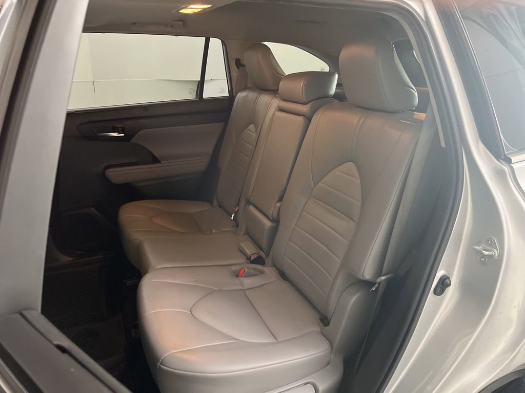 Used 2022 Toyota Highlander XLE AWD/4WD image 20