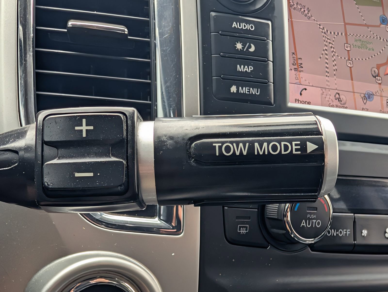 Used 2019 Nissan Titan SV w/ SV Convenience Package image 26