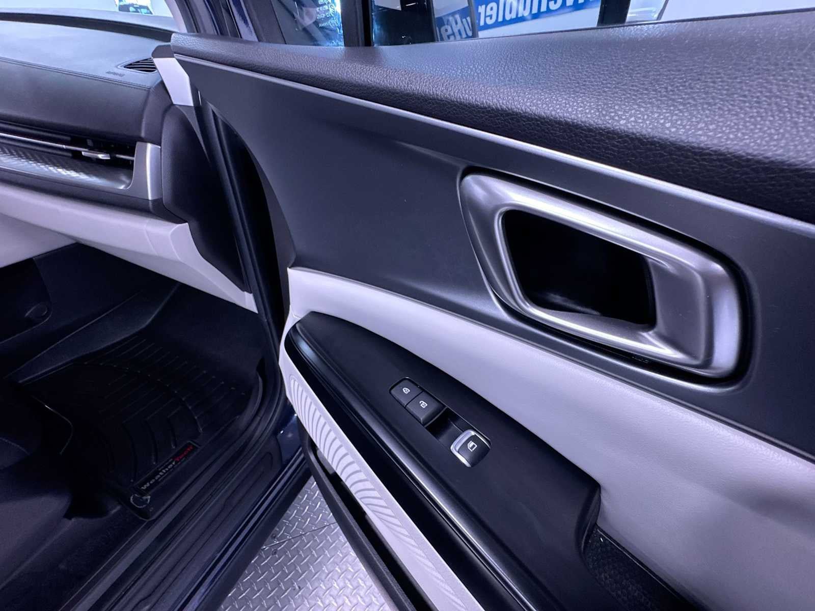 Used 2023 Kia Carnival LX FWD image 36