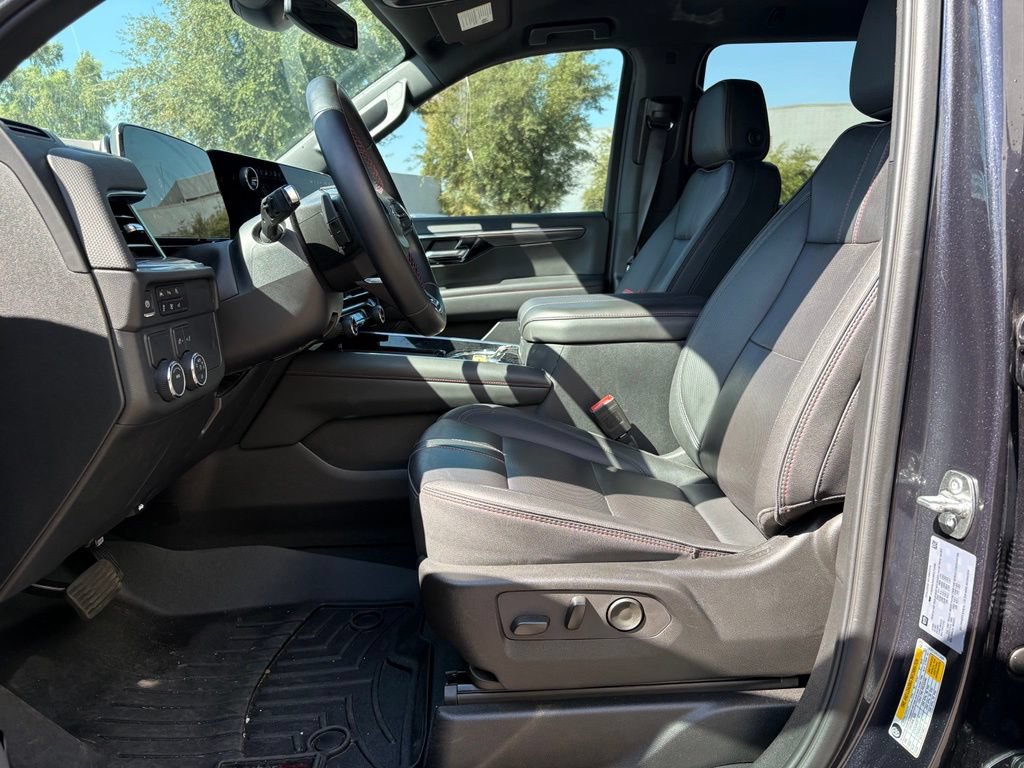Used 2025 Chevrolet Suburban RST RWD image 10