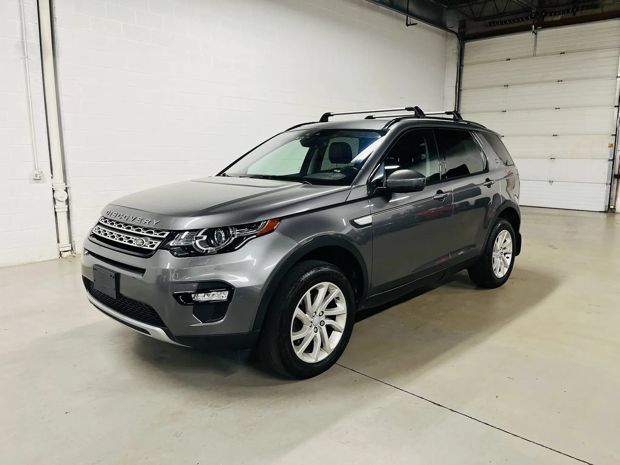 Used 2017 Land Rover Discovery Sport HSE AWD/4WD image 2