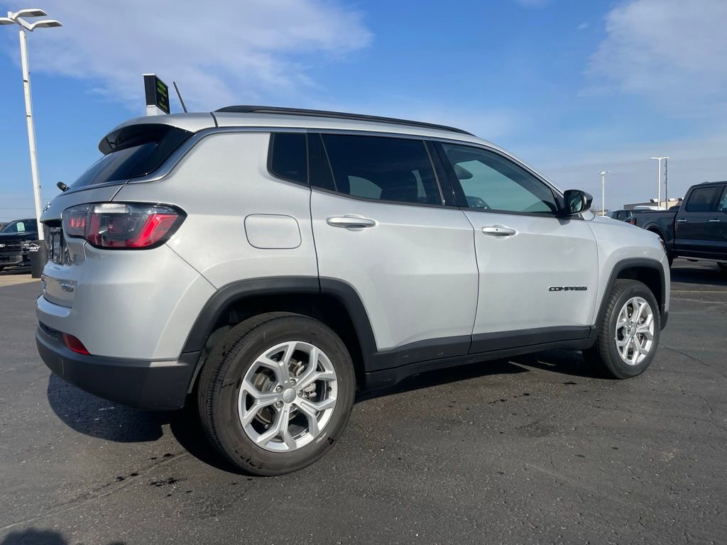 Used 2024 Jeep Compass Latitude AWD/4WD image 4