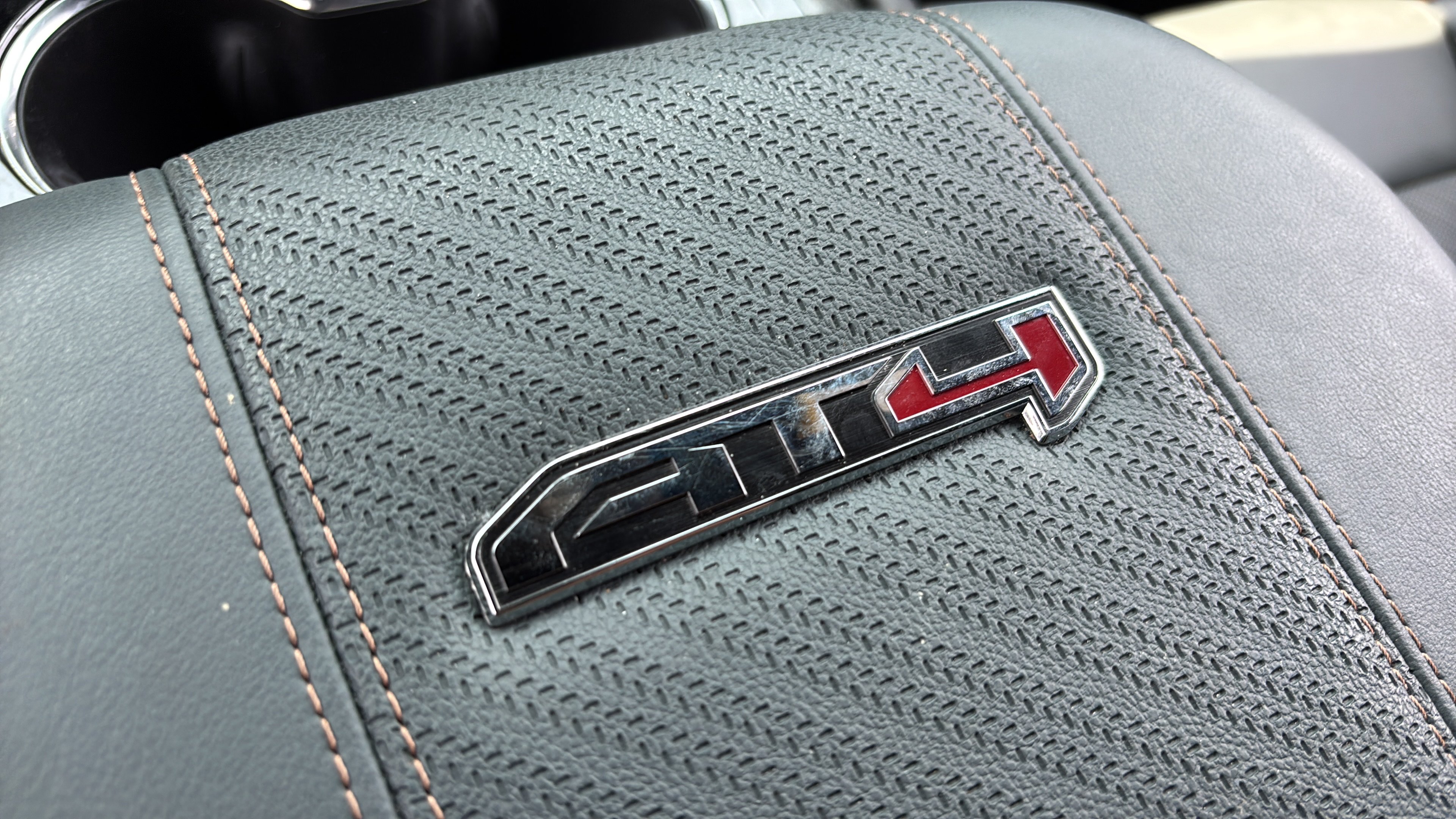 Used 2025 GMC Yukon XL AT4 AWD/4WD image 32