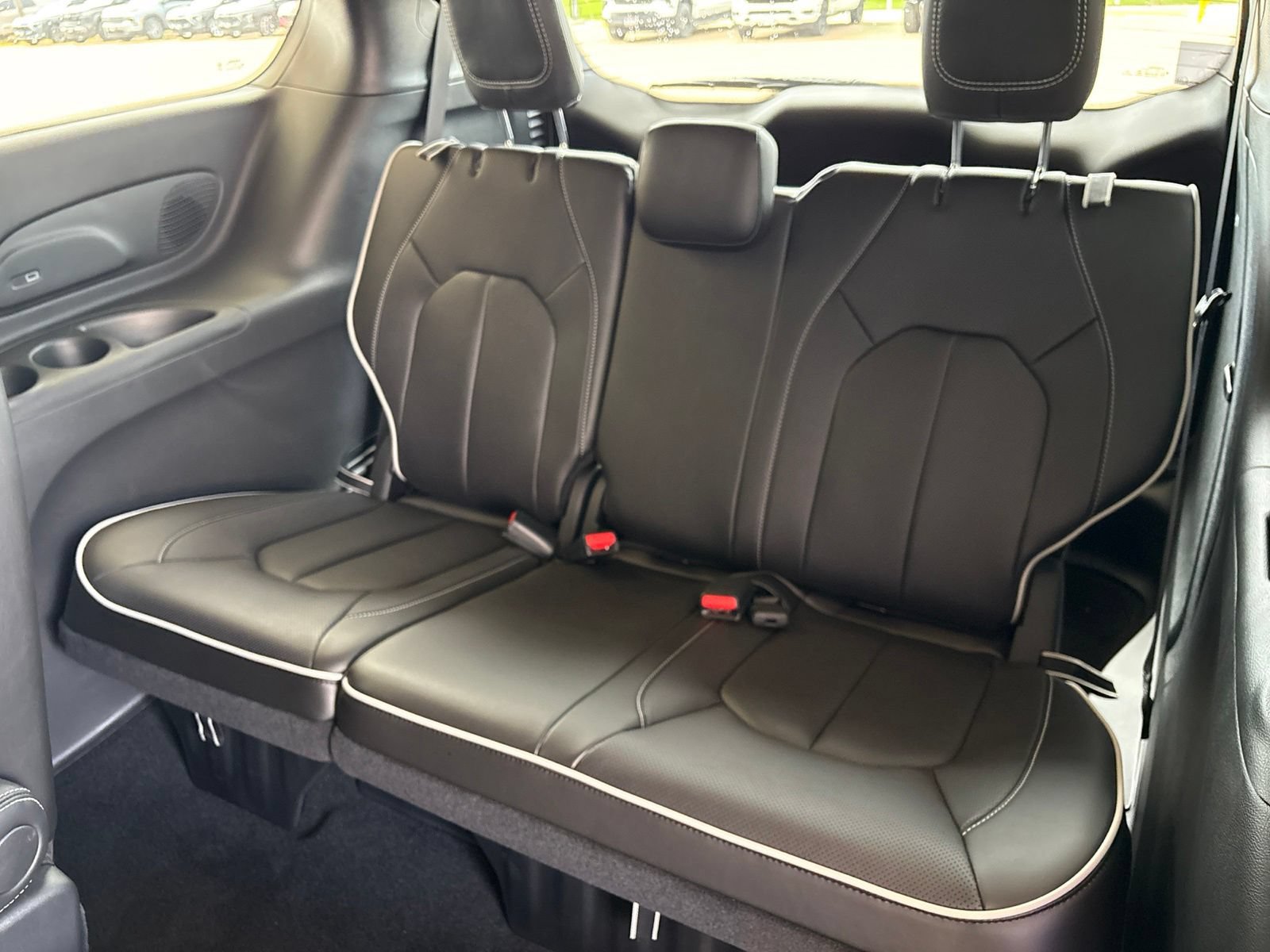 New 2027 Chrysler Pacifica Limited FWD image 17