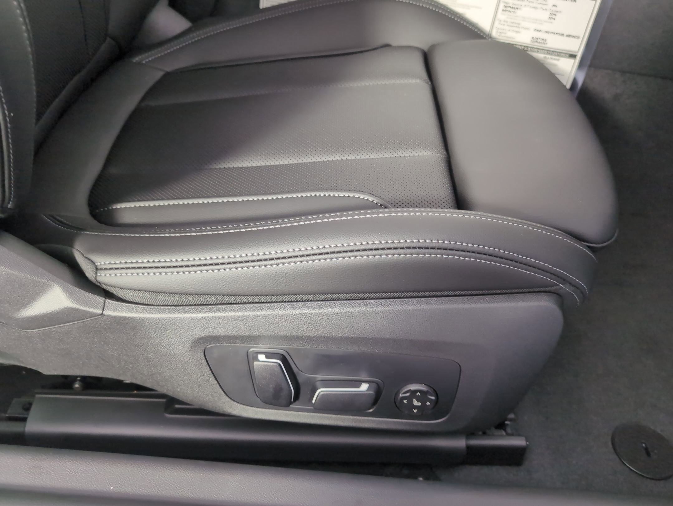 Used 2025 BMW 230i Coupe w/ Convenience Package image 32