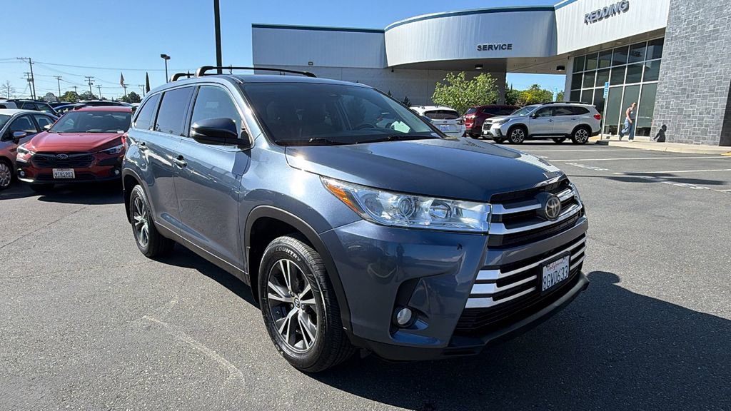 Used 2019 Toyota Highlander Plus AWD/4WD image 2