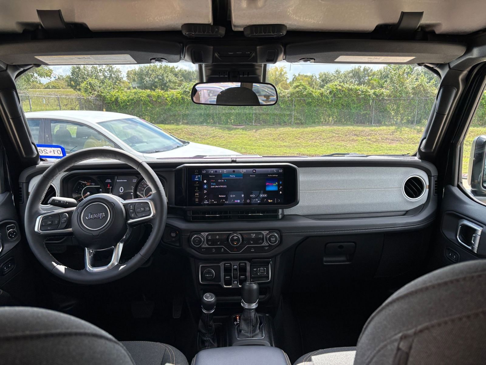 Used 2025 Jeep Wrangler Sahara image 32