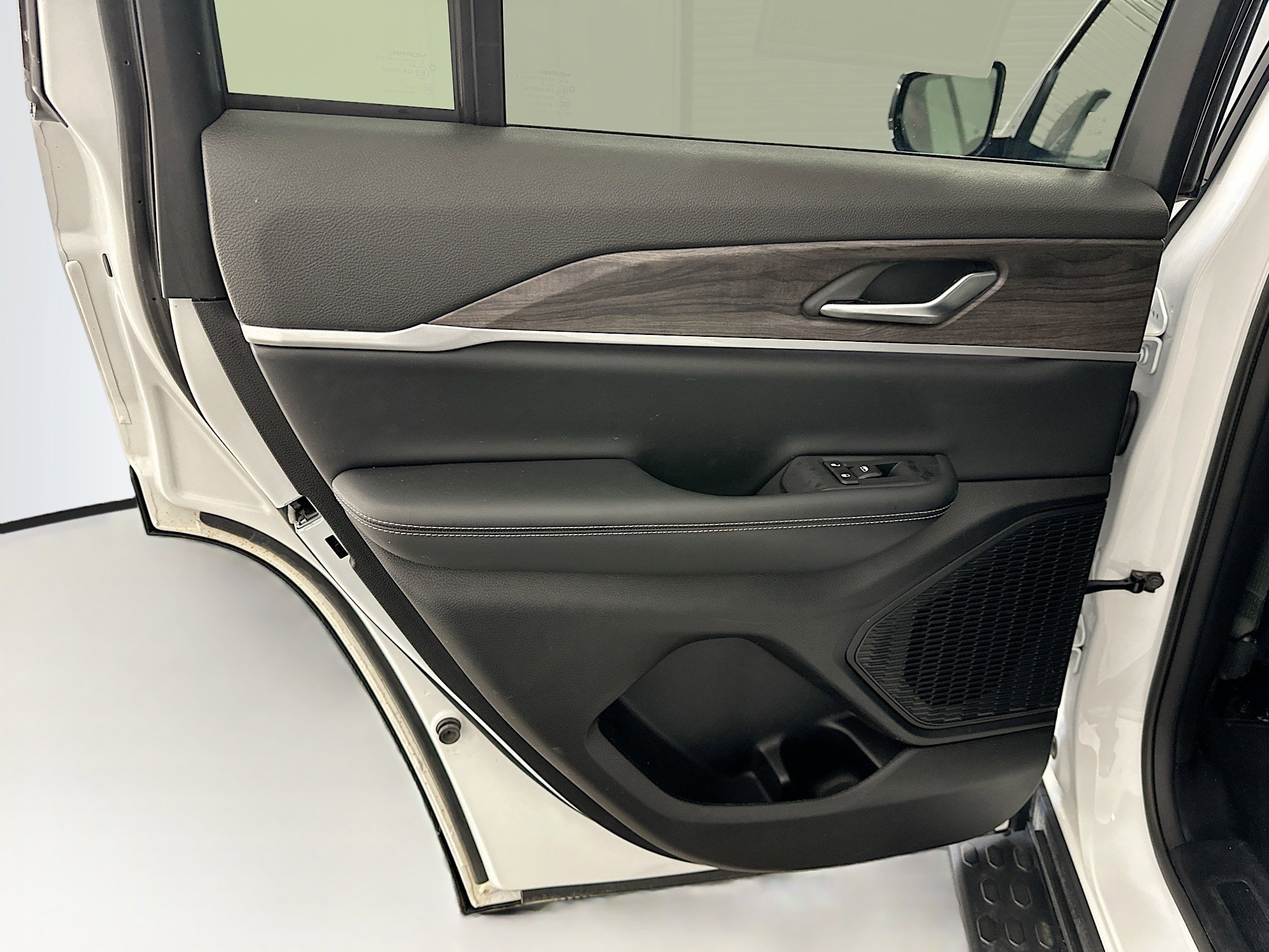 Used 2023 Jeep Grand Cherokee Limited image 28