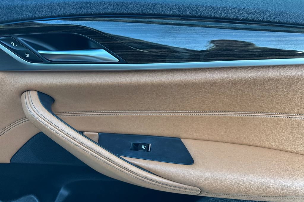 Used 2023 BMW 530e w/ Convenience Package image 18