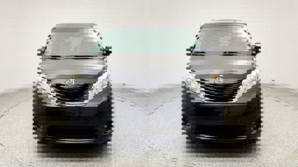 Used 2017 Toyota Sienna LE image 2