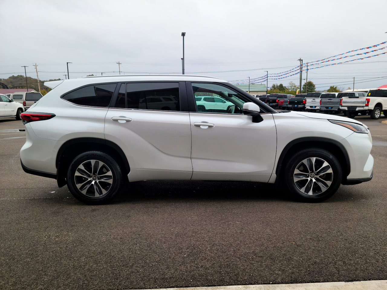 Used 2023 Toyota Highlander XLE image 28