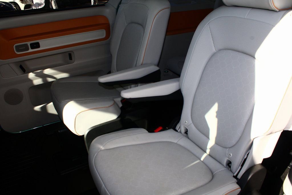 Used 2025 Volkswagen ID. Buzz 1st Edition image 24