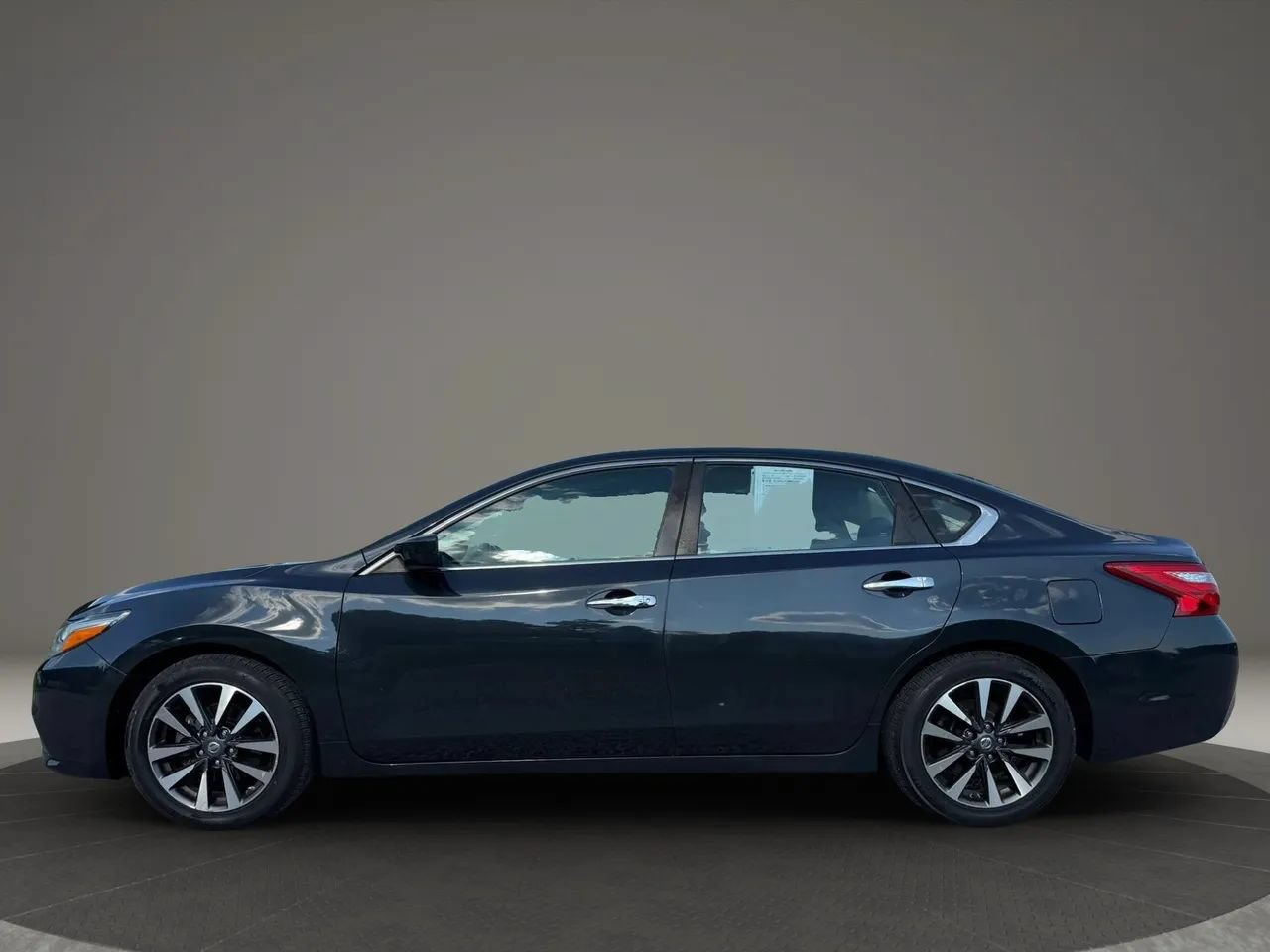 Used 2017 Nissan Altima 2.5 SV FWD image 2