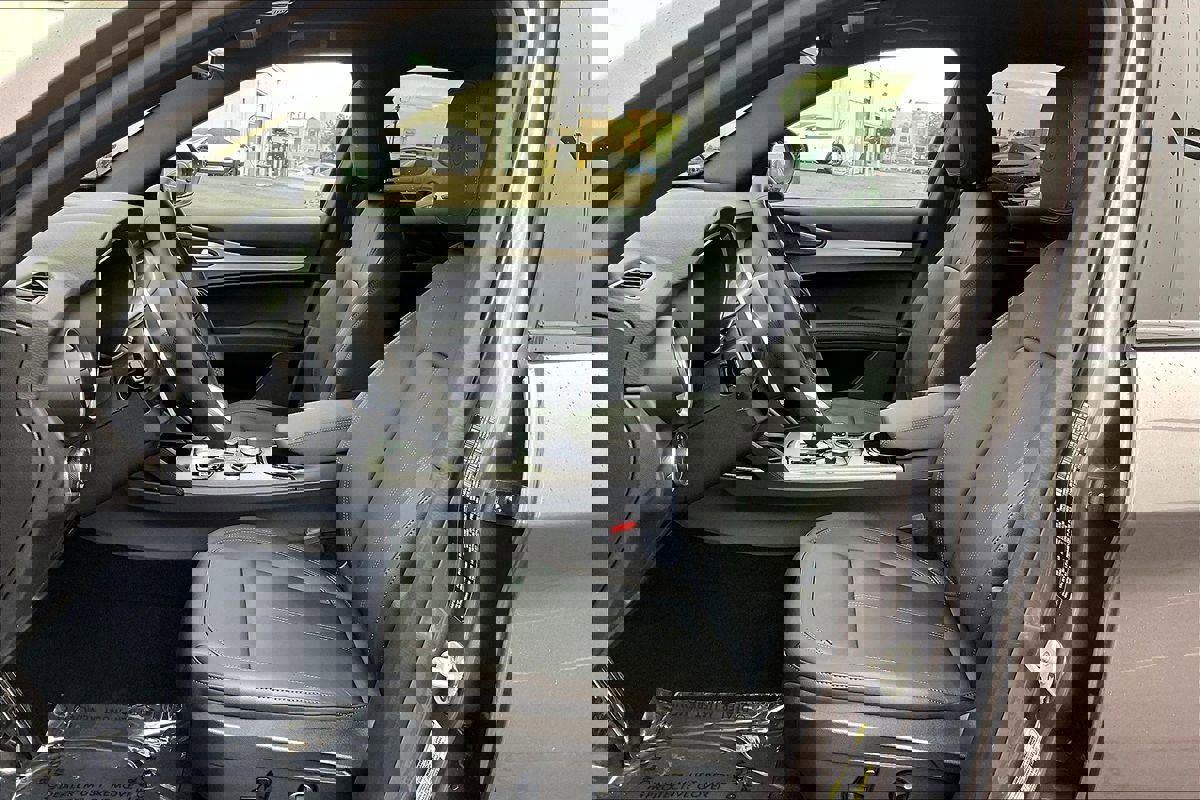 New 2025 Alfa Romeo Stelvio Sprint image 9