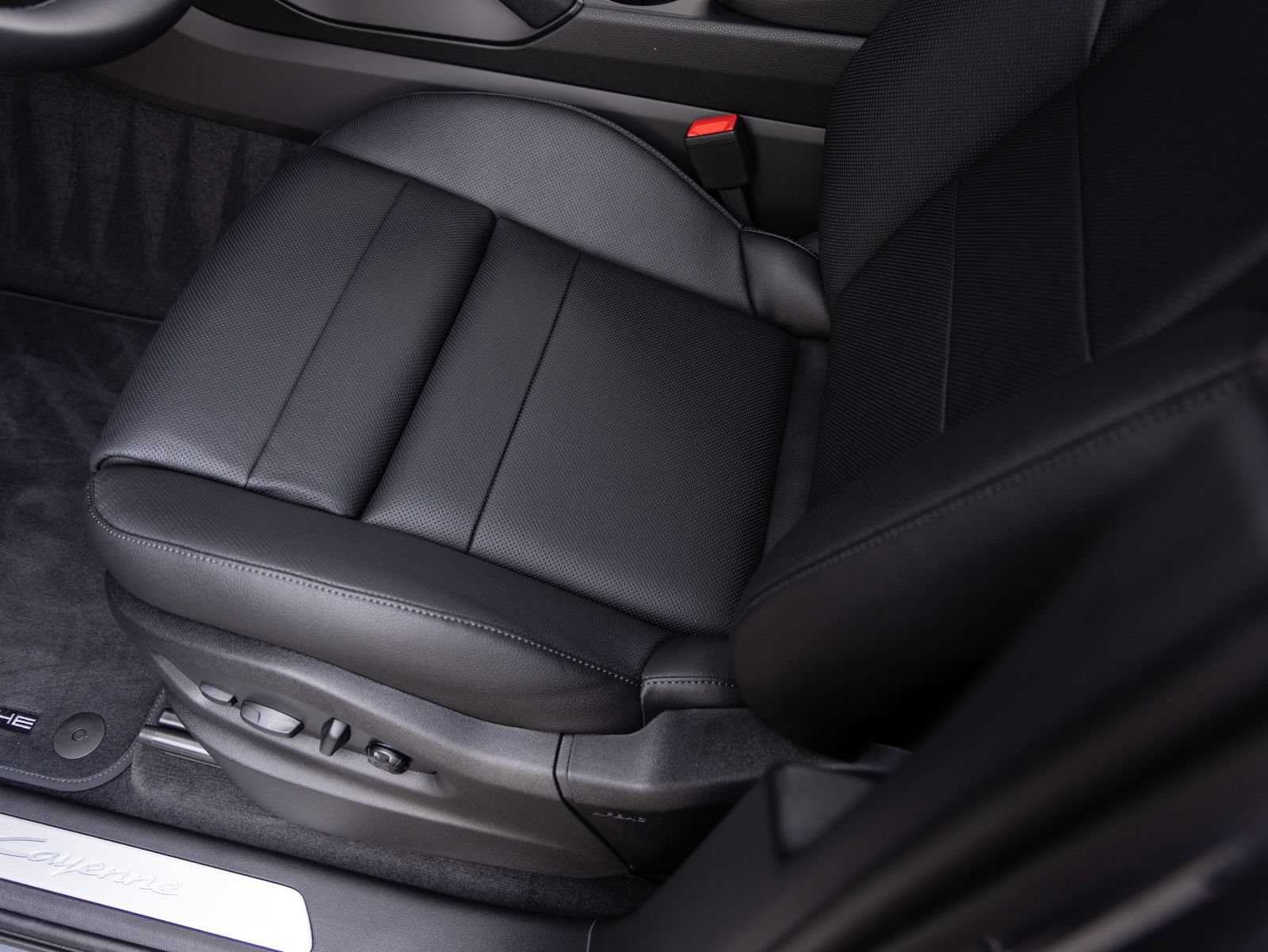 Certified 2026 Porsche Cayenne AWD/4WD image 22