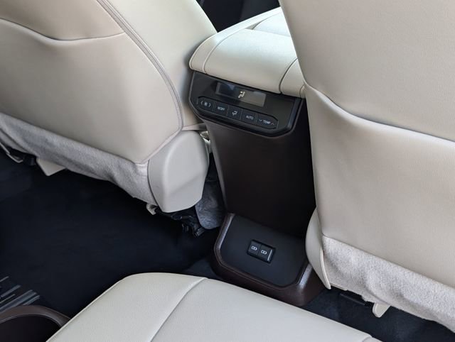 Used 2022 Toyota Highlander XLE FWD image 33