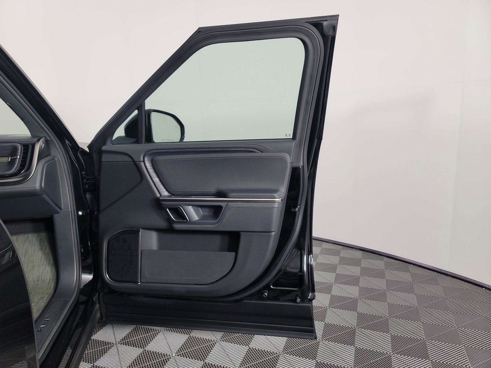 Used 2024 Rivian R1S Adventure image 18