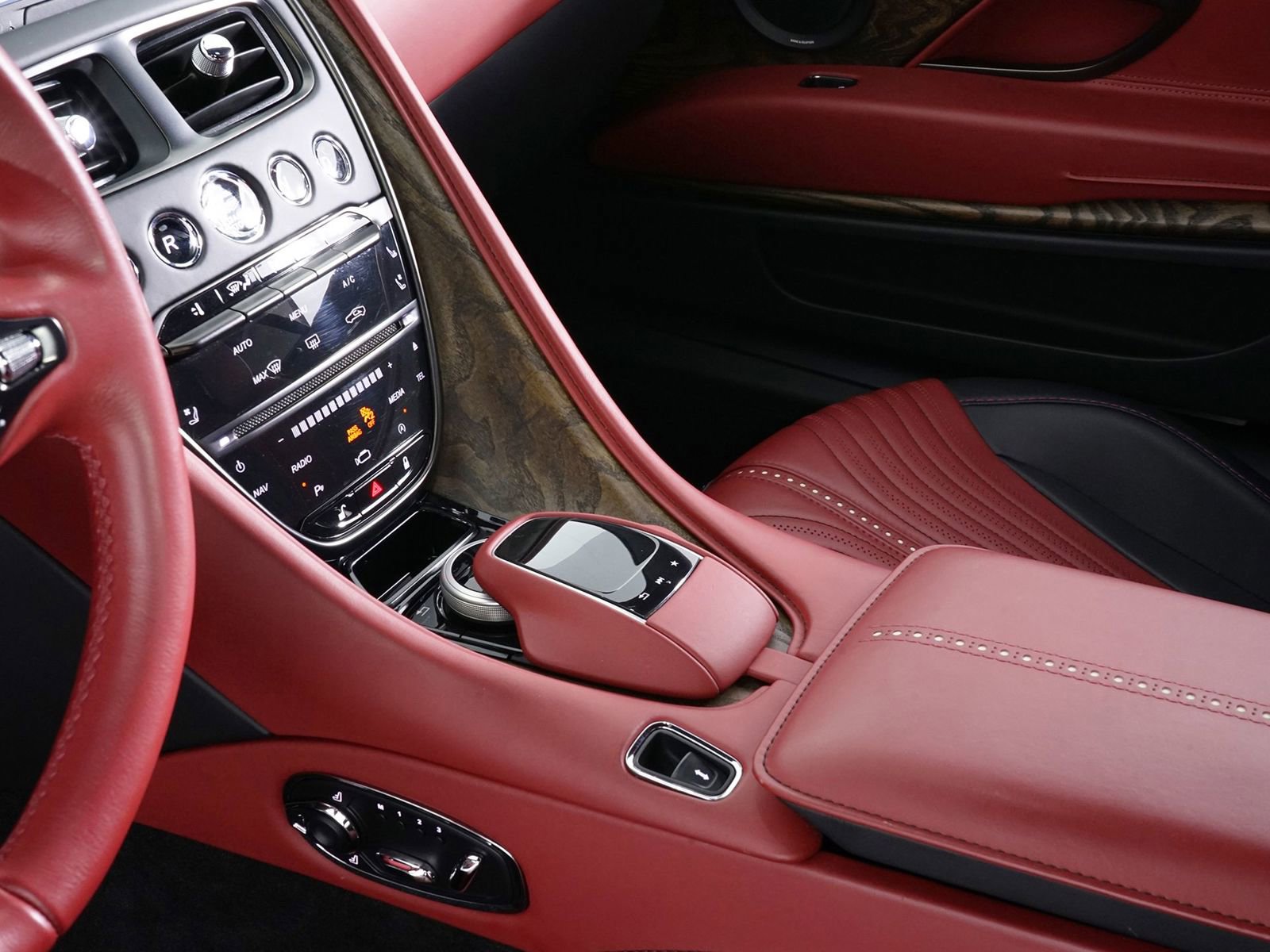 Used 2018 Aston Martin DB11 V12 image 18