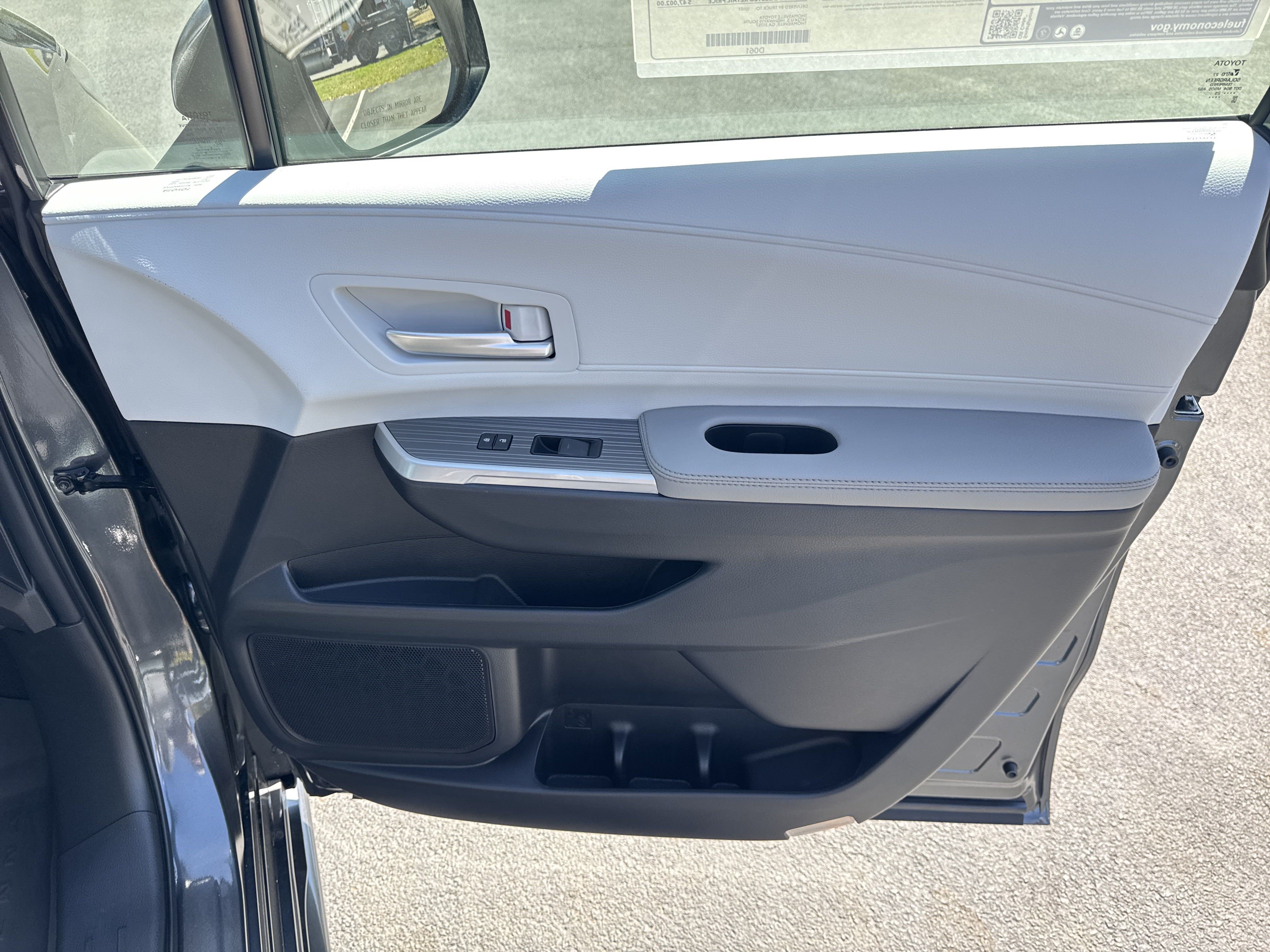 New 2025 Toyota Sienna XLE FWD image 38