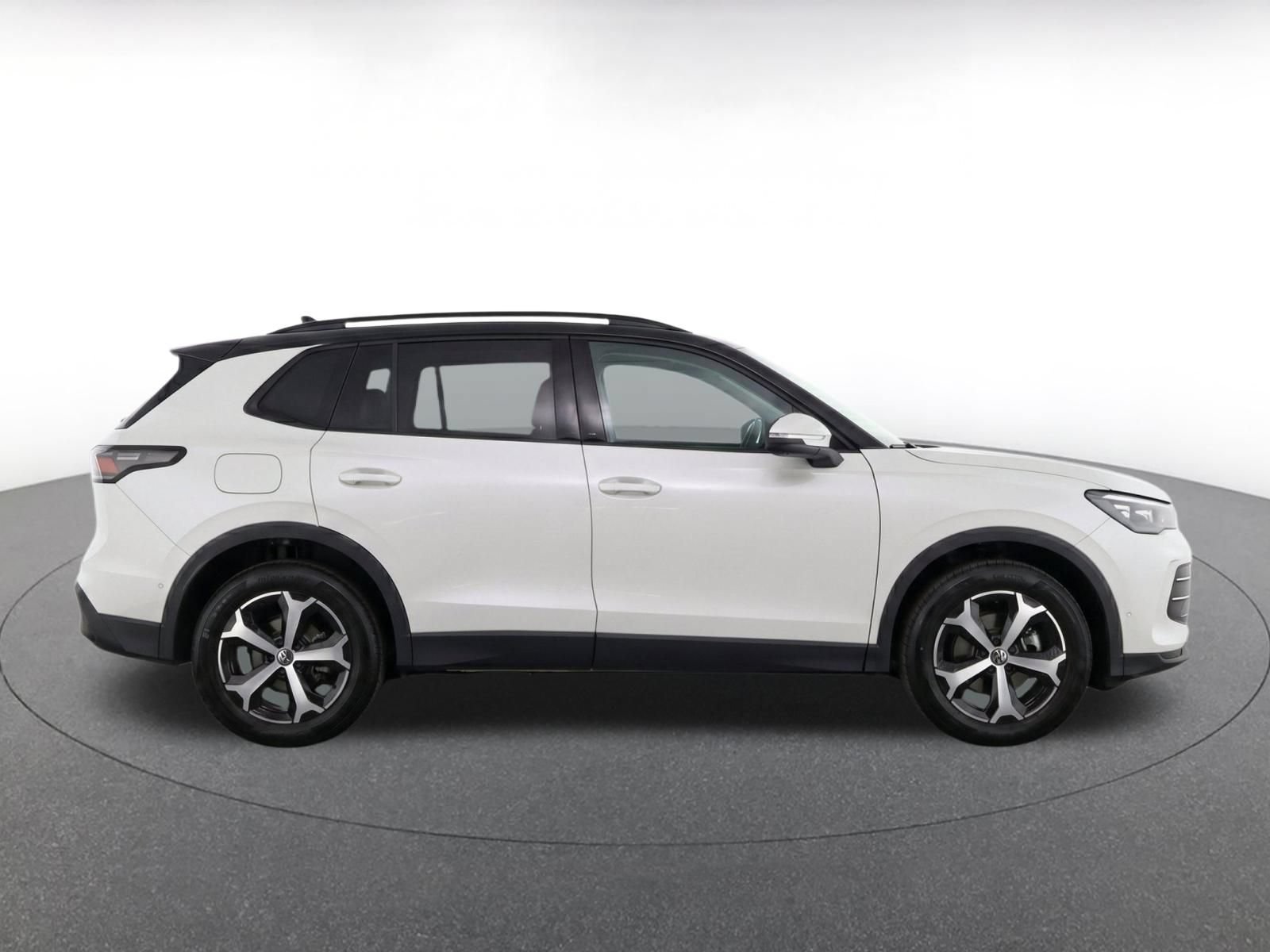 Used 2026 Volkswagen Tiguan SE AWD/4WD image 9