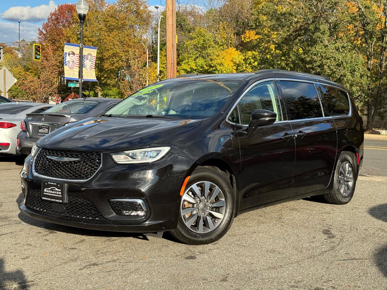 Used 2021 Chrysler Pacifica Touring w/ Cold Weather Group FWD image 3